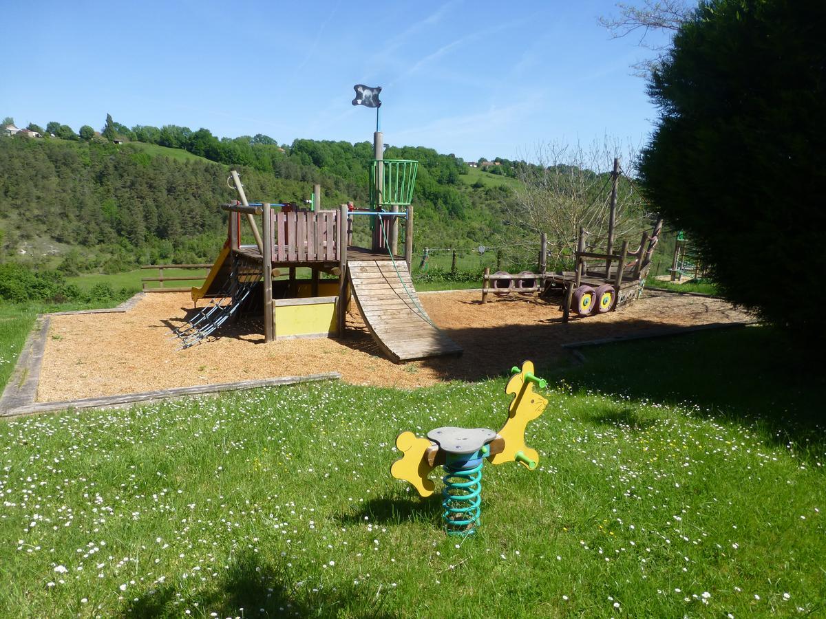 Camping Les Terrasses De Dordogne Rouffignac Saint-Cernin Exterior foto